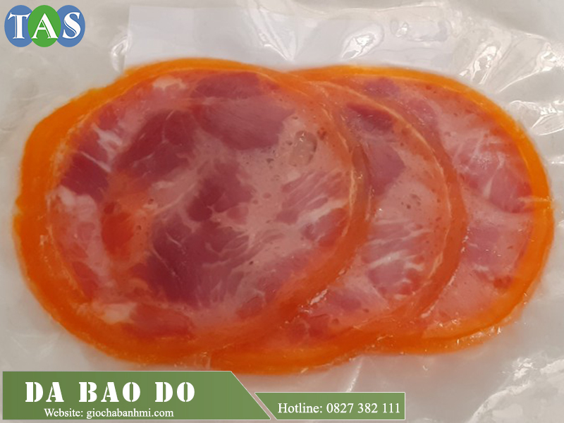 một mẫu da bao đỏ được cắt rất mỏng và đều nhau