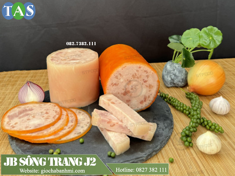 thịt jambon có lớp da màu đỏ bao bọc phía ngoài sản phẩm thường hay được gọi là thịt da bao đỏ