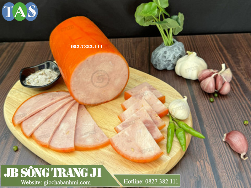 thịt jambon có lớp da màu đỏ bao bọc phía ngoài sản phẩm thường hay được gọi là thịt da bao đỏ